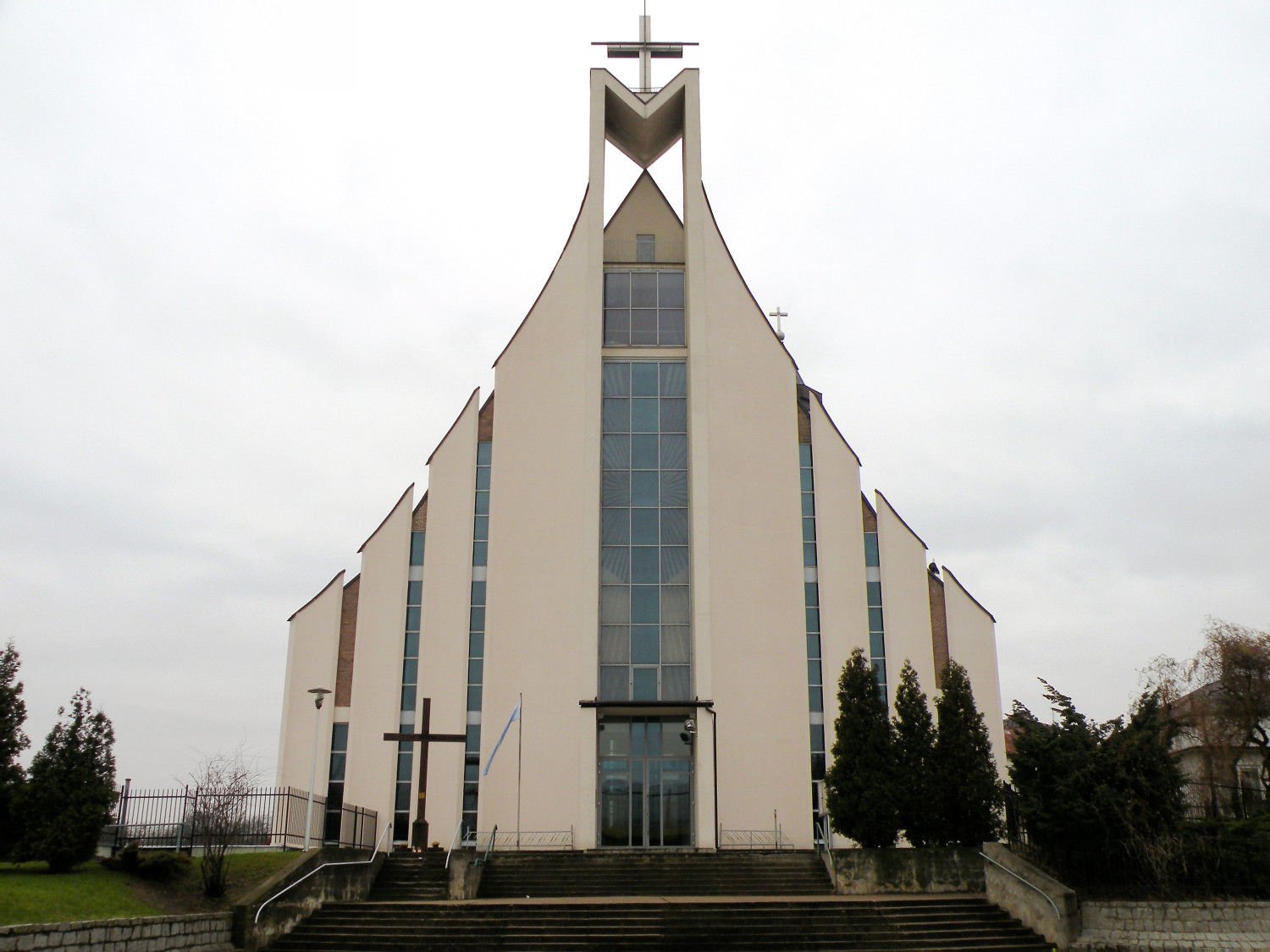 Zdjęcie architektury budynku Sanktuarium Matki Bożej Nauczycielki Młodzieży i kościół pw. Najświętszej Maryi Panny Królowej Wyznawców